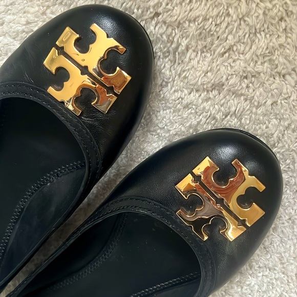 Tory Burch Black Leather Ballet Flats with large Golden Logo - Picture 6 of 12